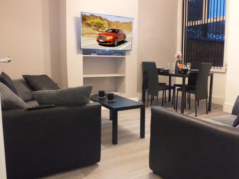 Ruskin Place | Living area | Flat-screen TV
