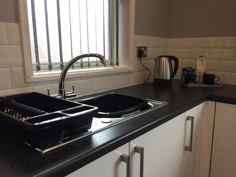 Ruskin Place | Bathroom | Free toiletries, towels, soap, toilet paper