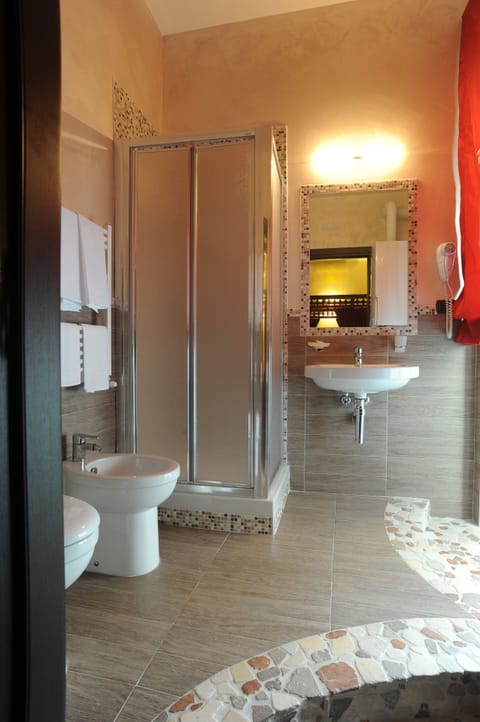 Shower, free toiletries, hair dryer, bidet