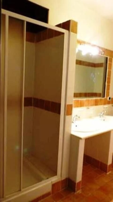 Shower, free toiletries, towels