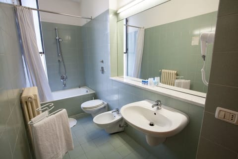 Quadruple Room | Bathroom | Shower, free toiletries, hair dryer, bidet