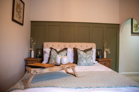 Deluxe Double Room, 1 King Bed, Courtyard View | Desk, iron/ironing board, free WiFi, bed sheets