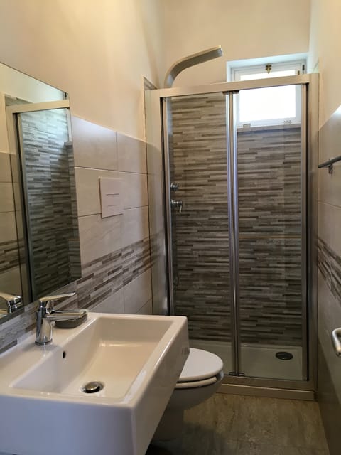 Classic Quadruple Room, Multiple Beds, Smoking | Bathroom | Shower, hair dryer, bidet, towels