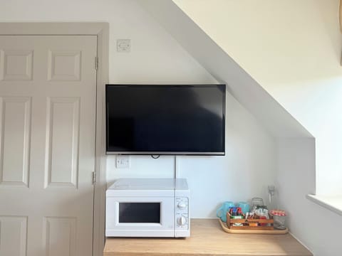 Double Room, Kitchenette, Garden View | Private kitchenette | Mini-fridge, microwave, coffee/tea maker, electric kettle