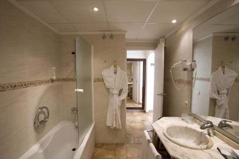 Junior supreme room harbor view | Bathroom | Combined shower/tub, rainfall showerhead, free toiletries, bathrobes