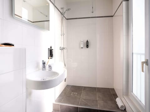 Standard Room, 1 Double Bed | Premium bedding, in-room safe, desk, laptop workspace