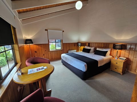 Studio/Queen Room | Minibar, iron/ironing board, free wired internet, bed sheets