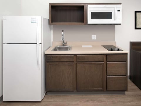 Full-size fridge, microwave, oven, stovetop