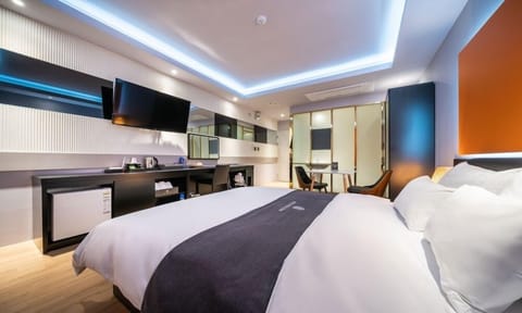 Deluxe Double Room | Individually decorated, individually furnished, desk, blackout drapes
