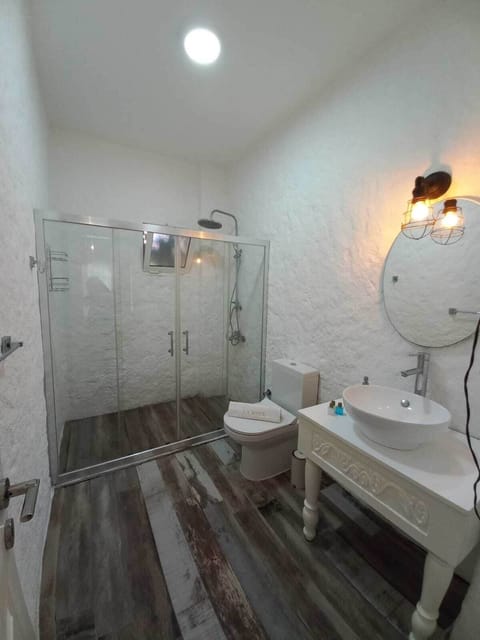 Deluxe Room | Bathroom | Shower, rainfall showerhead, free toiletries, hair dryer