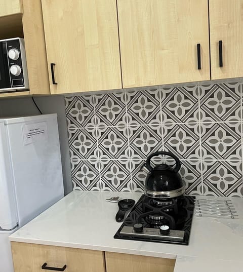 Family Room | Private kitchen | Mini-fridge, microwave, coffee/tea maker, electric kettle