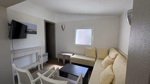 Cottage, 3 Bedrooms (8 personnes) | Living area | Flat-screen TV