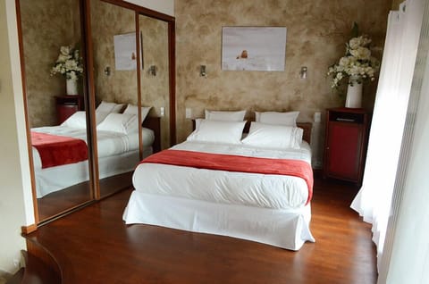 Double Room (Orchidée) | Desk, free WiFi, bed sheets