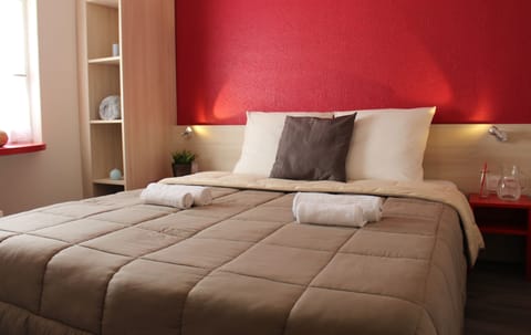 Blackout drapes, free WiFi, bed sheets