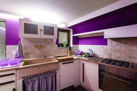 Stovetop, cookware/dishes/utensils, dining tables