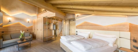 Family Suite | Hypo-allergenic bedding, in-room safe, desk, blackout drapes