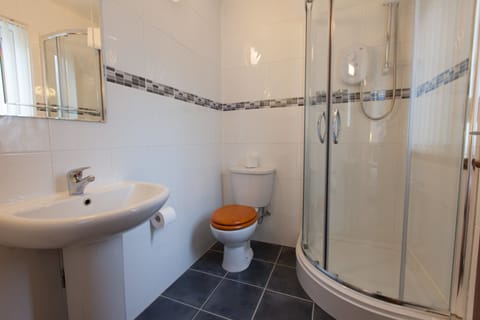 En Suite Double Room | Bathroom shower