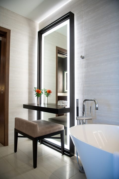 Deep soaking bathtub