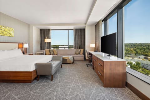 Hypo-allergenic bedding, in-room safe, desk, laptop workspace