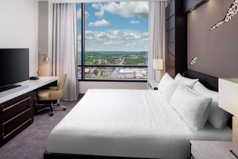 Hypo-allergenic bedding, in-room safe, desk, laptop workspace