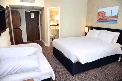 Family Room, 1 Double Bed with Sofa bed, Non Smoking | Desk, iron/ironing board, free WiFi, bed sheets