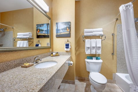 Combined shower/tub, hair dryer, towels