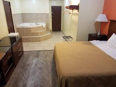 King Suite with Spa bath | Desk, iron/ironing board, free WiFi, bed sheets