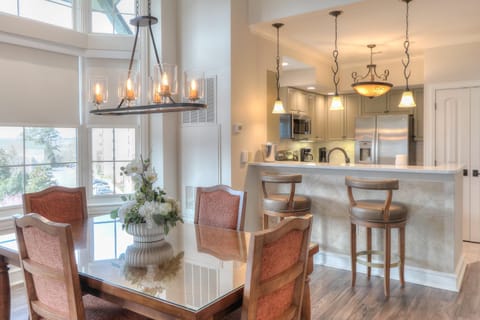 Penthouse 3 Bedroom Riverview - 3 Kings | In-room dining