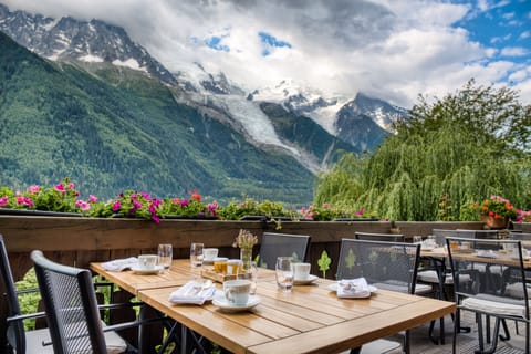 Daily buffet breakfast (EUR 25 per person)