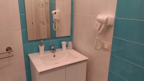 Executive Quadruple Room, Multiple Beds, Non Smoking, Ground Floor | Bathroom sink