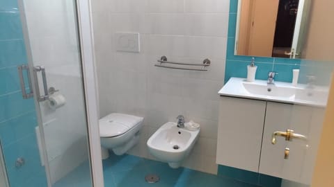 Executive Quadruple Room, Multiple Beds, Non Smoking, Ground Floor | Bathroom | Shower, rainfall showerhead, free toiletries, hair dryer