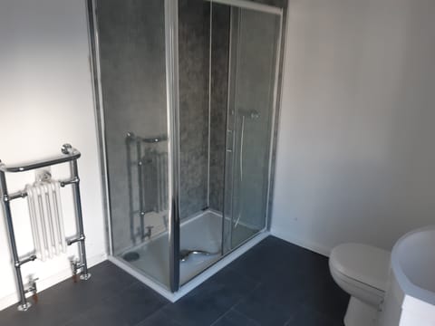 Double Room, 1 King Bed, Ensuite | Bathroom | Hair dryer, towels