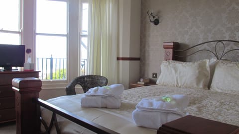 Double Room, 1 King Bed, Private External Bathroom, Sea View | Iron/ironing board, free WiFi, bed sheets
