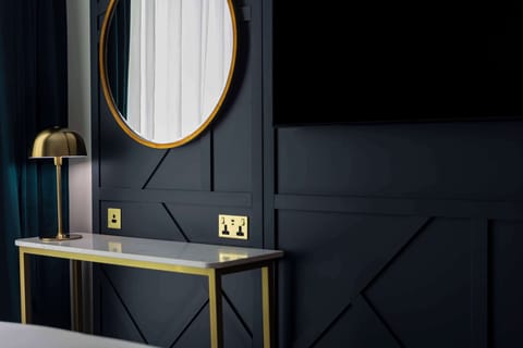 Suite, 1 King Bed, City View | Egyptian cotton sheets, premium bedding, in-room safe, desk