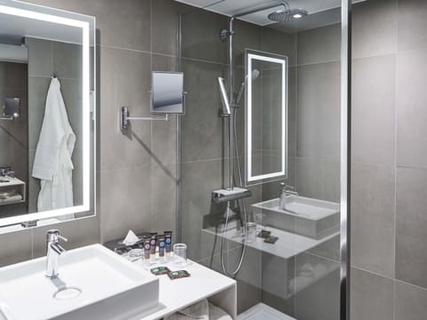 Executive Room, 1 Queen Bed | Hypo-allergenic bedding, minibar, in-room safe, desk