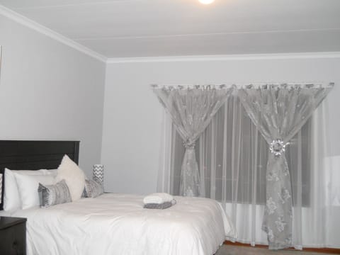Standard Double Room | Egyptian cotton sheets, premium bedding, desk, laptop workspace