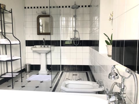 Deluxe Double or Twin Room, Garden View | Bathroom | Shower, free toiletries, hair dryer, towels