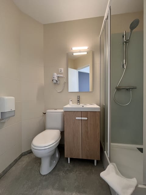 Double Room | Bathroom | Shower, free toiletries, hair dryer, towels