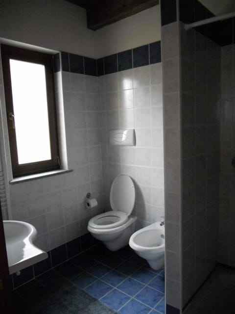 Shower, rainfall showerhead, free toiletries, hair dryer