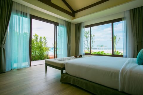 Pool Access Beach Front | Free minibar, in-room safe, desk, blackout drapes