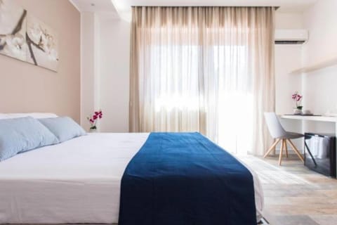 Premium bedding, minibar, desk, soundproofing