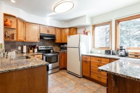 Townhome, 3 Bedrooms | Private kitchen | Fridge, oven, coffee/tea maker, toaster
