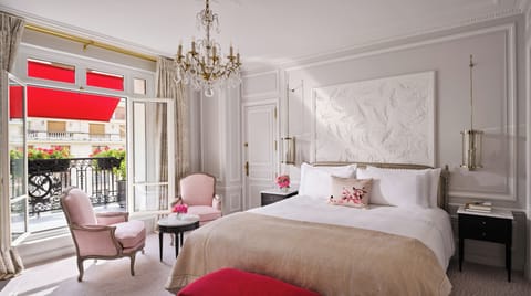 Suite Prestige Vue Avenue Montaigne avec Balcon | Premium bedding, pillowtop beds, minibar, in-room safe