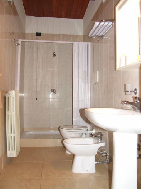 Shower, free toiletries, hair dryer, bidet