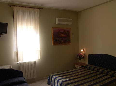 Double Room | Minibar, desk, free WiFi, bed sheets