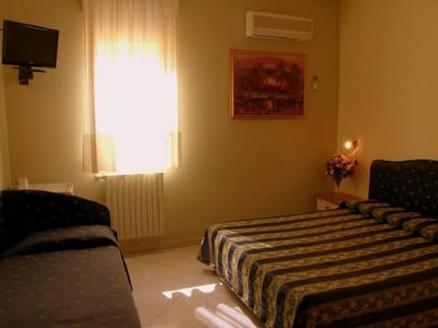 Triple Room | Minibar, desk, free WiFi, bed sheets