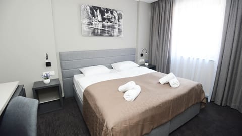 Deluxe Double Room | Minibar, in-room safe, desk, blackout drapes