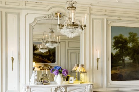 Castle | Living area | Fireplace
