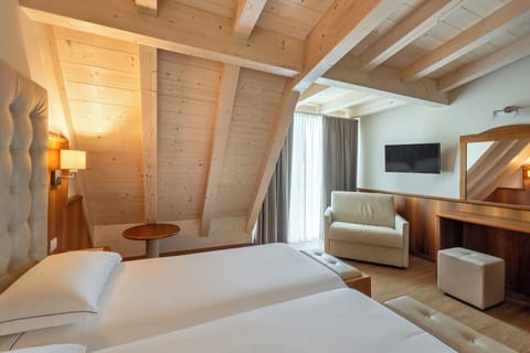 Superior Double or Twin Room | In-room safe, desk, bed sheets