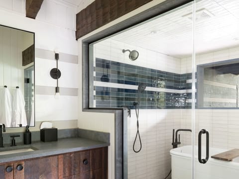 Cabin (Wingate) | Bathroom | Free toiletries, hair dryer, towels